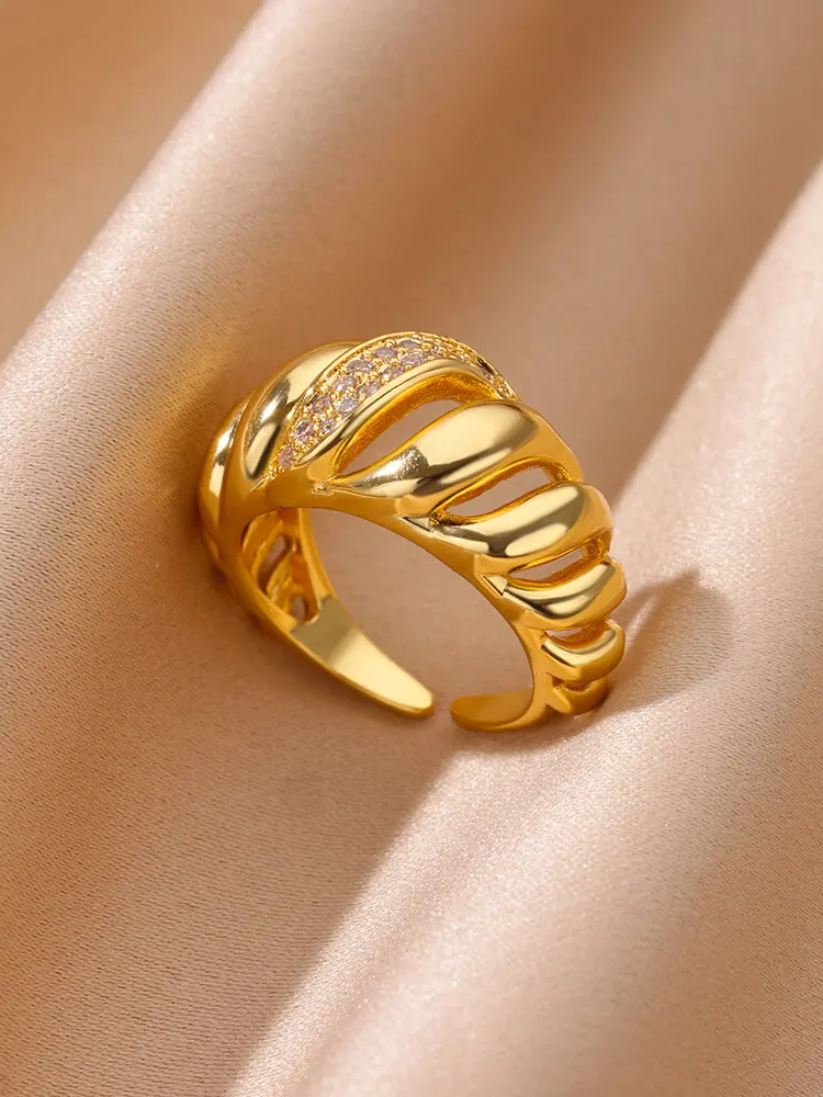 Anel Vazado Elegante Com Zircônias E Volume Luxo