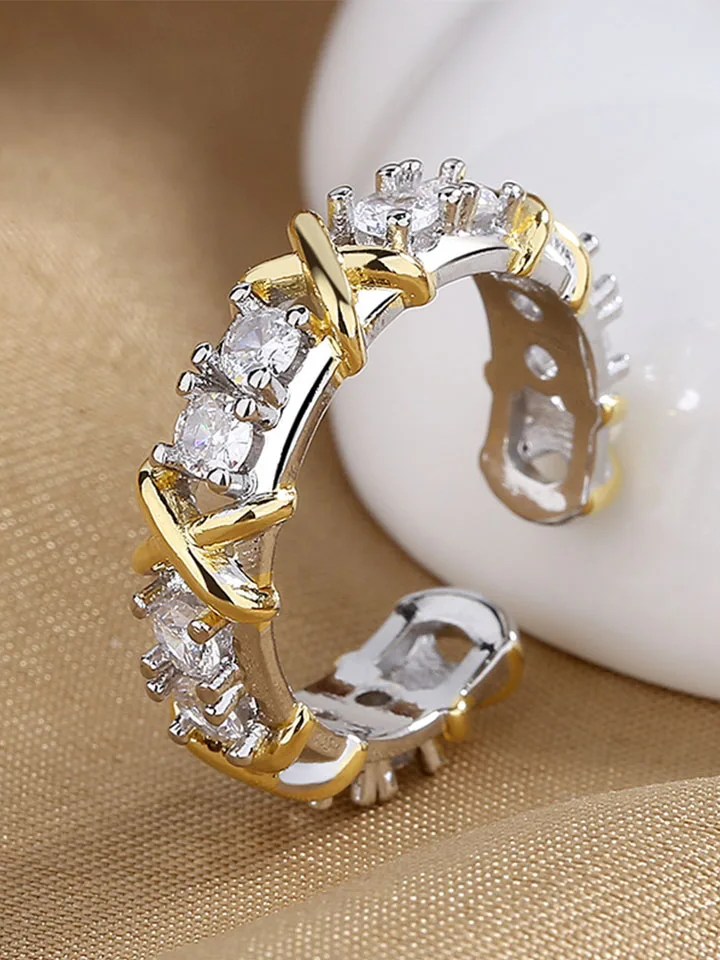 Anel Cravejado Detalhe Cruzado Design Brilhante