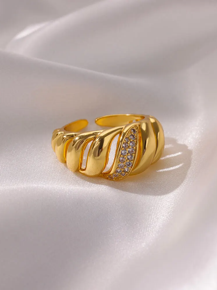 Anel Vazado Elegante Com Zircônias E Volume Luxo