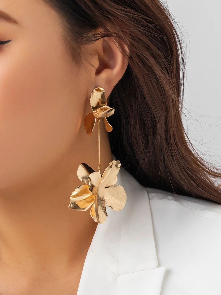 Brinco Flor Esculpida Estilo Romântico