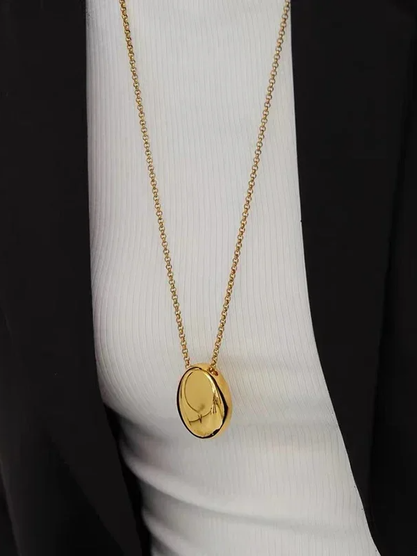 Colar com Pingente Oval Liso Estilo Sofisticado