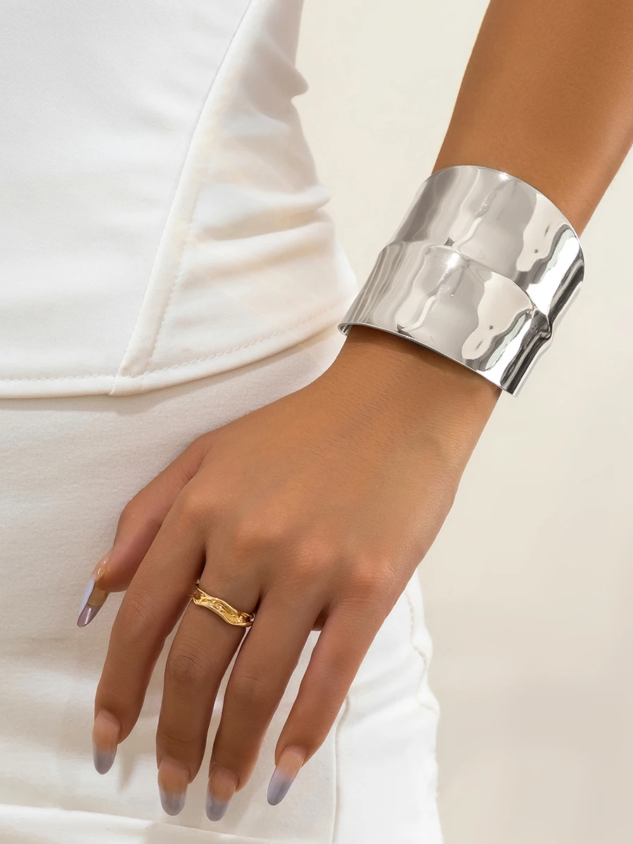 Bracelete Liso Largo com Acabamento Espelhado